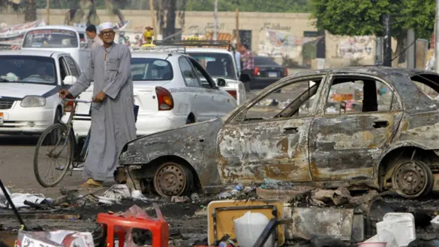 مصری وزارتِ داخلہ کے مطابق جھڑپوں میں پولیس اہلکار بھی مارے گئے ہیں۔