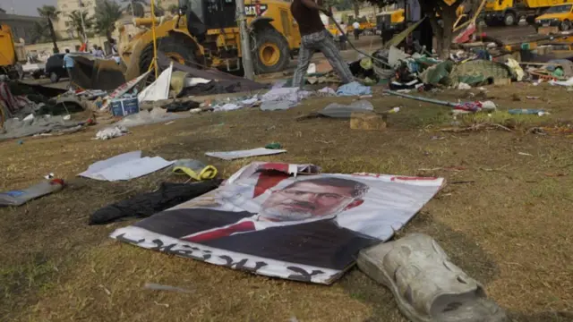 کارروائی میں سینکڑوں ہلاکتوں کے بعد ملک میں ایک ماہ کے لیے ہنگامی حالت نافذ کر دی گئی ہے۔