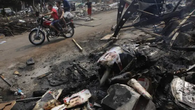 قاہرہ کی سڑکوں پر تشدد اور تباہی کے بعد کا منظر دیکھا جا سکتا ہے۔