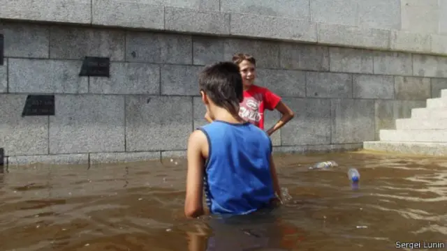 Дети играют на затопленной набережной Благовещенска