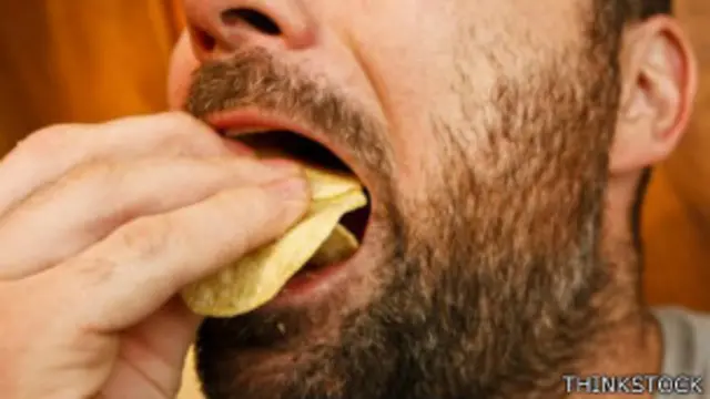 Hombre comiendo papas fritas