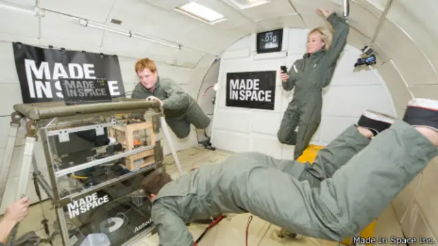 Equipo Made in Space en una cámara de experimentos con gravedad cero