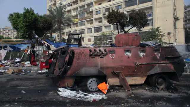 Sebuah kendaraan tentara terbakar, foto oleh Khalil Hamra/AP