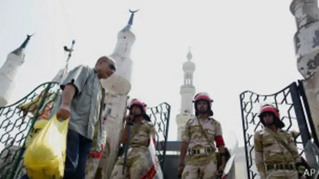 Египетские силы безопасности охраняют исламистскую мечеть Рабаа аль-Адавия в Каире