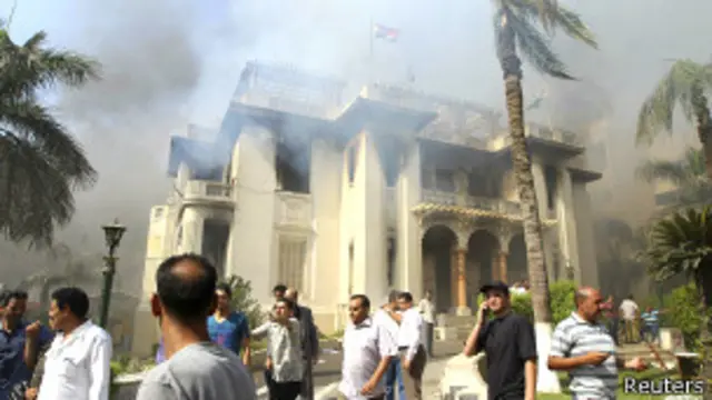 Горящий дворец губернатора Гизы 15 августа 2013 года