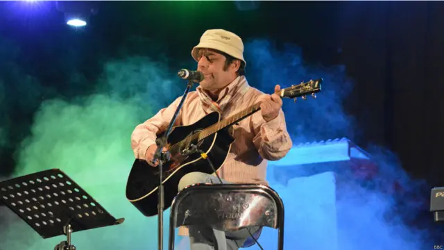 فرید رستگار از برگزار کنندگان این کنسرت، نیز آواز خواند.