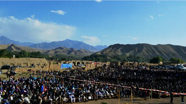 کنسرت در فضای باز و روبروی مجسمه های منهدم شده بودا، برگزار شد.