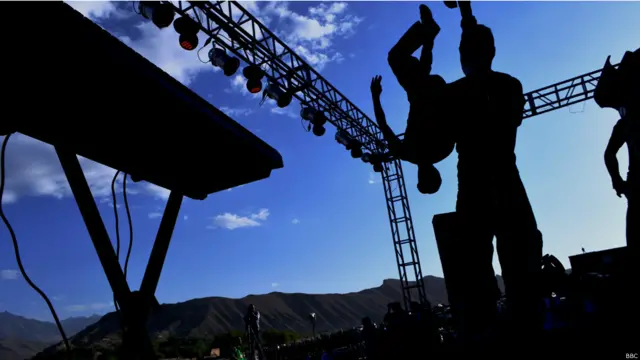 رقص آکروباتیک گروه "فیس اف" در کنسرت بامیان.