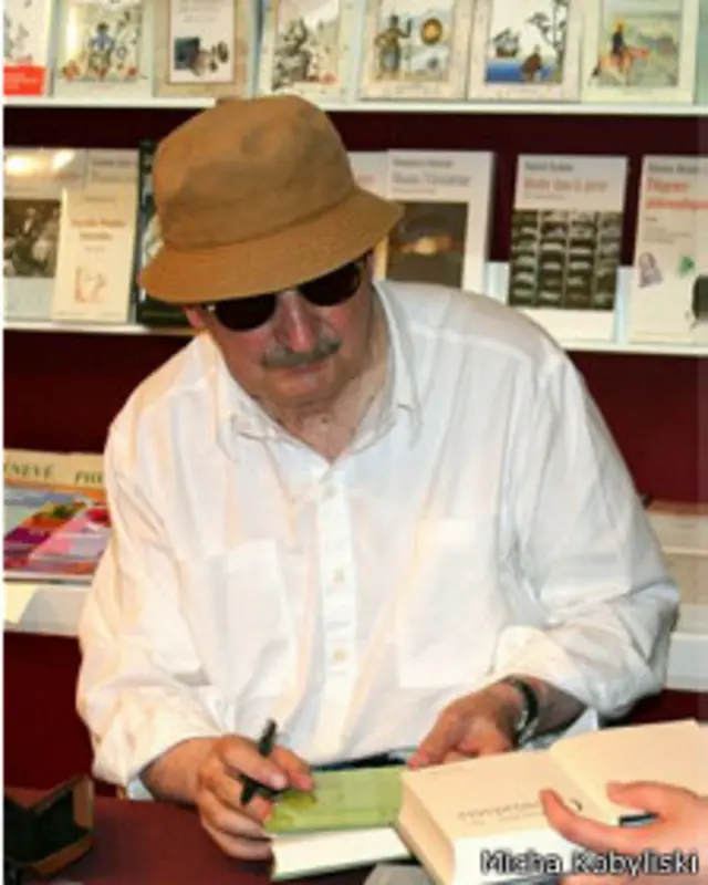 مروژک با انتشار مجموعه داستان "فیل" به ترجمه فخری گلستان به کتاب خوان‌های ایران معرفی شد