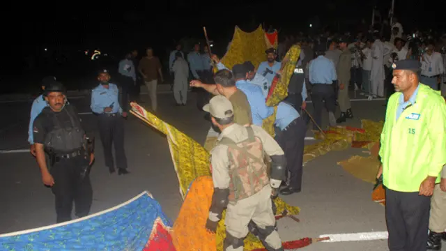 آخرِ کار آپریشن سے قبل سکیورٹی اہلکاروں نے قناتیں لگا کر ملزم کی گاڑی کو ذرائع ابلاغ اور عام شہریوں کی نظروں سے دور کر دیا۔ (تصاویر شیراز حسن)