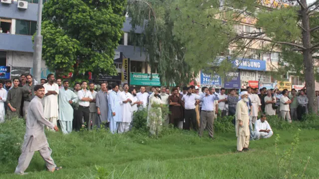 ذرائع ابلاغ کے علاوہ عام شہریوں کی بڑی تعداد بھی جائے وقوع پر موجود رہی اور انتظامیہ کی بارہا درخواستوں کے باوجود پیچھے نہ ہٹی۔