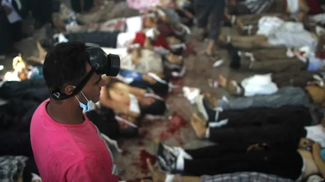 काहिरा और अन्य शहरों में रात का कर्फ़्यू लगाया गया है.