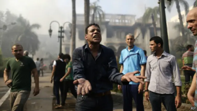 埃及開羅市郊吉薩一名男子在地方政府大樓遭縱火後表現激動（15/8/2013）