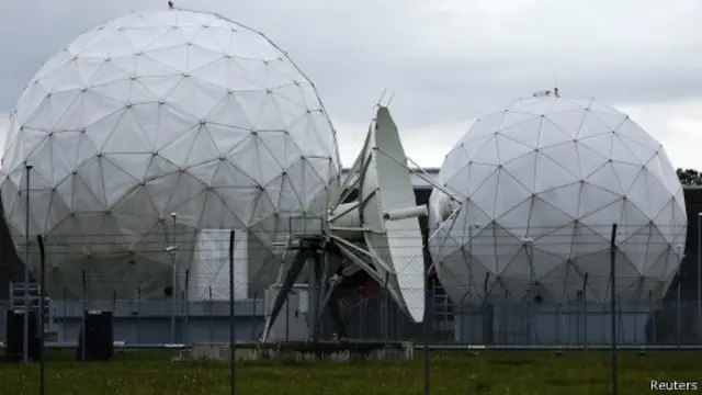 اجهزة استقبال اقمار صناعية أمام وكالة الأمن القومي الأمريكية