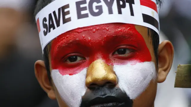 Seorang pria yang ikut aksi protes, foto oleh Achmad Ibrahim/AP