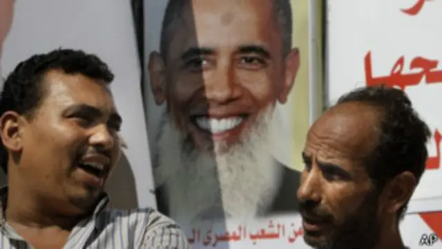 dois egípcios diante de cartaz de Obama | Foto: AP