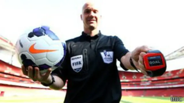 El árbitro Anthony Taylor probando la nueva tecnología en el estadio Emirates en Londres. 