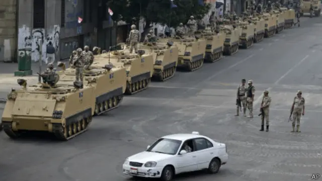 Quân đội Ai Cập tuần tra trên Quảng trường Tahrir