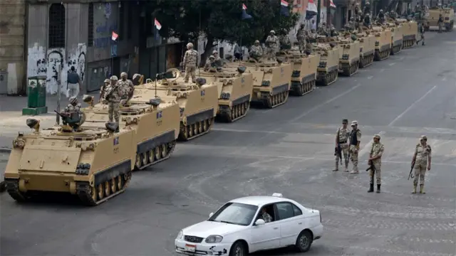 قاہرہ میں تحریر سکوئر کے باہر فوجی ٹینک پوزیشنیں سنبھال رہے ہیں۔ اخوان المسلمین نے مظاہرین کے خلاف کارروائی کے خلاف جمعے کو ’یومِ غضب‘ کے طور پر منانے کی درخواست کی ہے۔