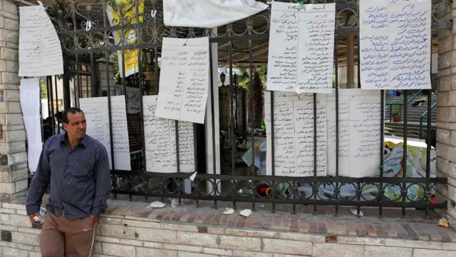 ایک شخص قاہرہ میں مسجد الایمان کے قریب ہنگاموں میں ہلاک ہونے والوں کی فہرستیں دیکھ رہا ہے۔ 