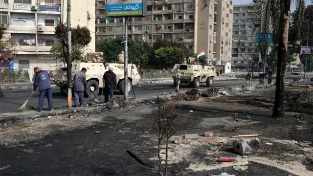 سرکاری خاکروب اس جگہ کو صاف کر رہے ہیں جہاں سے سابق صدر مرسی کے حامیوں کا دھرنا زبردستی ختم کروایا گیا تھا۔