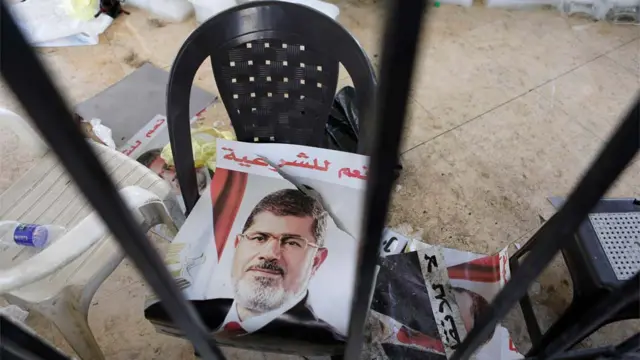 مسجد رابعہ العدویہ کے باہر صدر مرسی کا پوسٹر۔