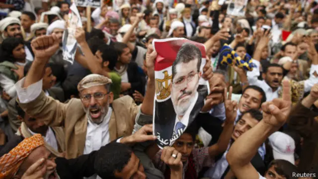 رغم الحشود التي تظاهرت ضد الاطاحة بمرسي لم تكن رئاسته تتمتع بالشعبية 
