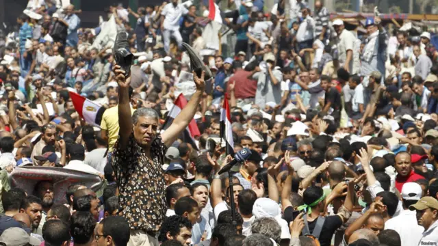 Ayakkabılar bu protestoda da istenmeyen liderlere hakaretin sembolü oldu.