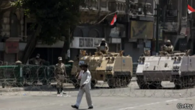 Militer Mesir mengerahkan kendaraan berlapis baja dan buldoser untuk membubarkan kamp pengunjuk rasa.