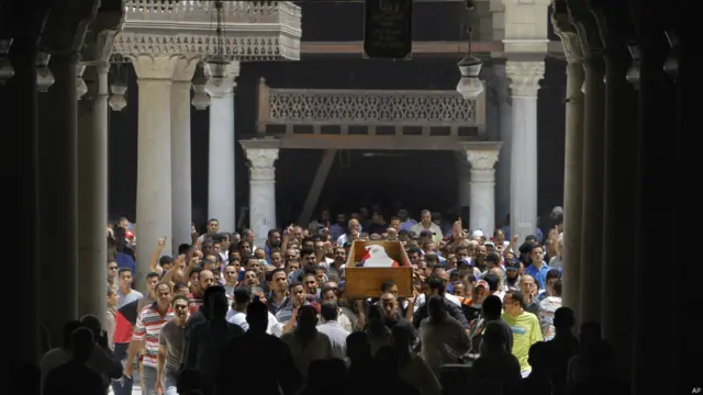 Mursi yandaşları önce Çarşamba günkü baskında öldürülen arkadaşlarının cenazelerini kaldırdı.