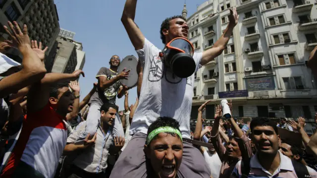 Devrik cumhurbaşkanının bazı taraftarları Ramses Meydanı'na gaz maskeleri takarak hazırlıklı gelmişti. 