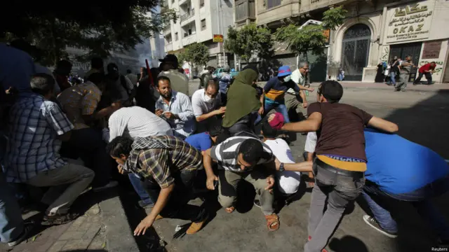 Güvenlik güçleri, kalabalığın bir polis kalabalığına yönelmesi üzerine ateş açtıklarını söylüyor.