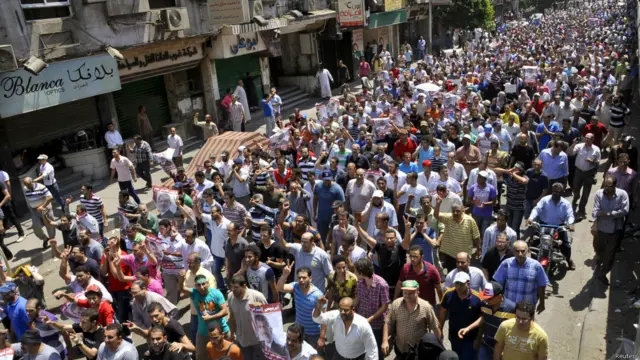 Cuma namazını takiben kalabalıklar Kahire merkezindeki Ramses Meydanı'na aktı.