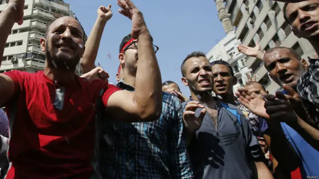 Mısır'daki katliamdan iki gün sonra ''Öfke Cuması'' ilan eden Müslüman Kardeşler binlerce taraftarını sokağa döktü.