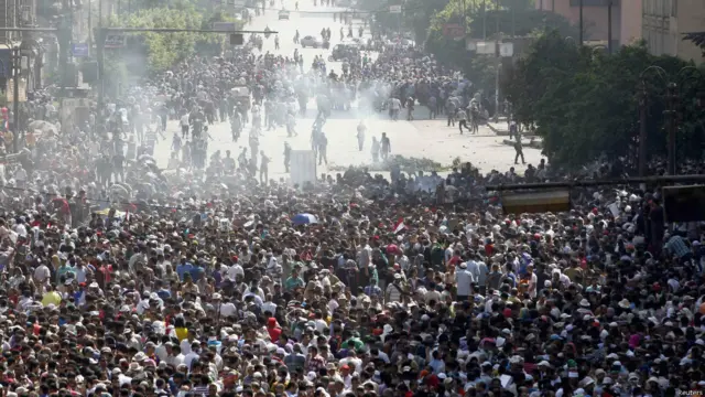 Polis kalabalığa göz yaşartıcı gazla müdahale etti, yer yer gerçek mermi kullandı. Görgü tanıklarına göre gösterici saflarından da ateş açanlar oldu.