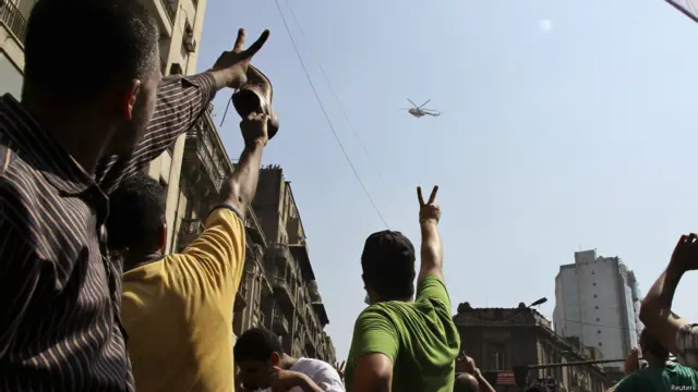 El Fetih Camii'nin önündeki kabalık, üzerlerinde uçan askeri helikoptere öfkeyle meydan okudu.