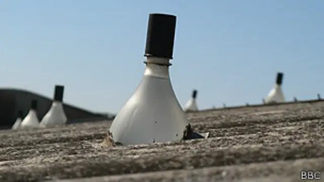 Botella en el techo de una casa 