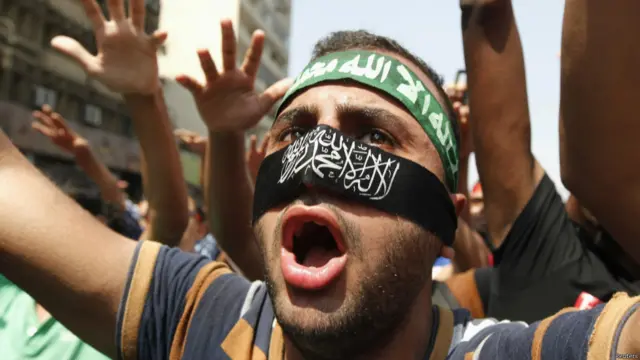 Mursi yandaşlarından bazıları üzerinde Kuran'dan ayetler ve Kelime-i Şehadet bulunan bantlar takıyordu.