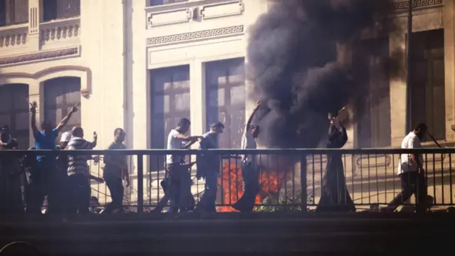 چھوٹے ٹرک، گاڑیاں اور موٹر سائیکل ہر چند منٹ بعد زخمیوں کو لے کر رمسیس سکوائر کے پیچھے ہسپتال پہنچا رہے ہیں۔