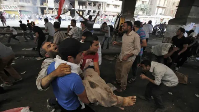 مصر میں جاری پرتشدد کارروائیوں کے خلاف اٹلی نے مصری سفیر کو طلب کیا اور مظاہرین کے خلاف پرتشدد کارروائئوں اور ضرورت سے زیادہ طاقت کے استعمال کی مذمت کی۔