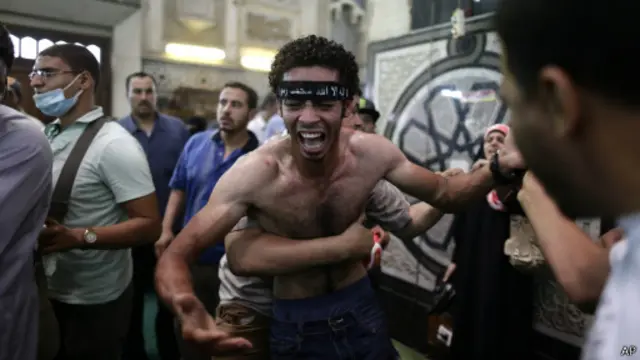 د اخوان المسلمين سلګونه پلويانو د جمعې او شنبې شپه په دغه جومات کې په محاصره کې تېره کړه