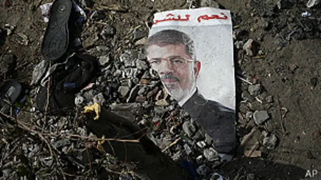 Foto de Morsi entre los escombros