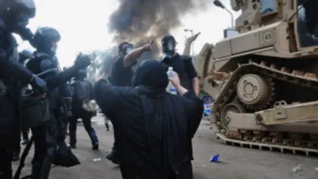 Мисрнинг марказий кўчалари ҳарбийлар томонидан ўраб олинган.