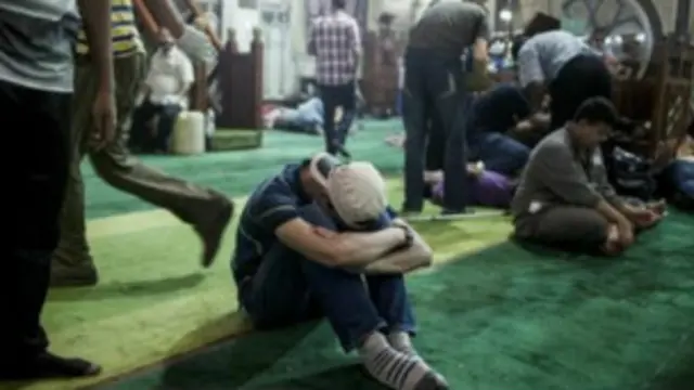 Тунни масжидда ўтказган одамлар янги зўравонликлар ва ҳибсга олишлардан чўчимоқдалар.