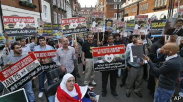 穆爾西的支持者在倫敦的埃及大使館門外示威（8月16日）