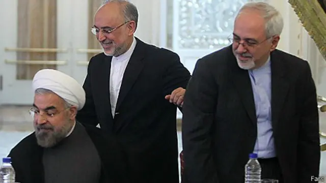 از راست ظریف، صالحی و روحانی