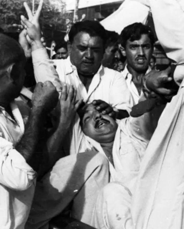 کراچی می ںایم آر ڈی کے ایک کارکن کو حراست میں لیا جا رہا ہے