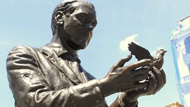 تنديس لورکا در ميدان "سانتا آنا" در مرکز مادريد