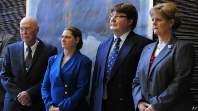 इरिना वॉकर अपने पति (बाएं) और बहन के साथ बुखारेस्त में एक प्रदर्शनी के उद्घाटन समारोह में 2011 में.