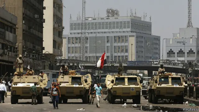 گزارش ها از تیراندازی نیروهای امنیتی به سوی مناره اصلی این مسجد حکایت دارد